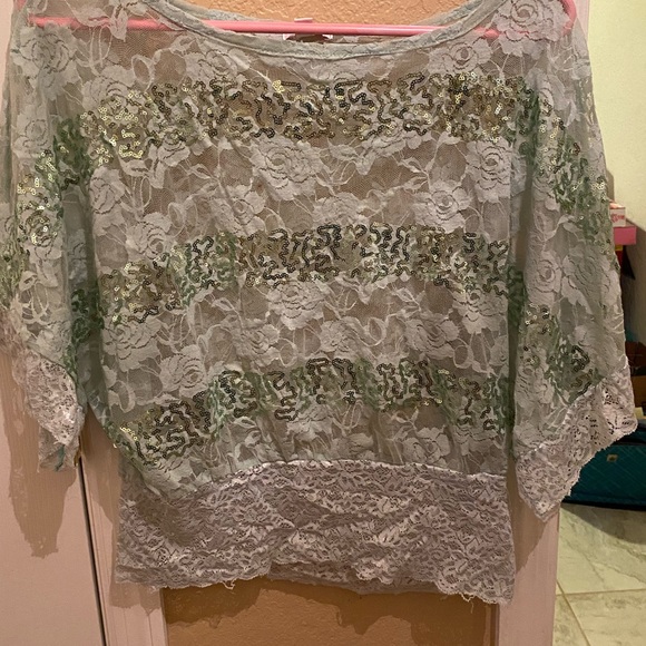Lacey Top with 3/4 sleeve loose fitting - Picture 7 of 8